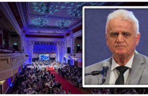 Eveniment festiv într-o sală elegantă.