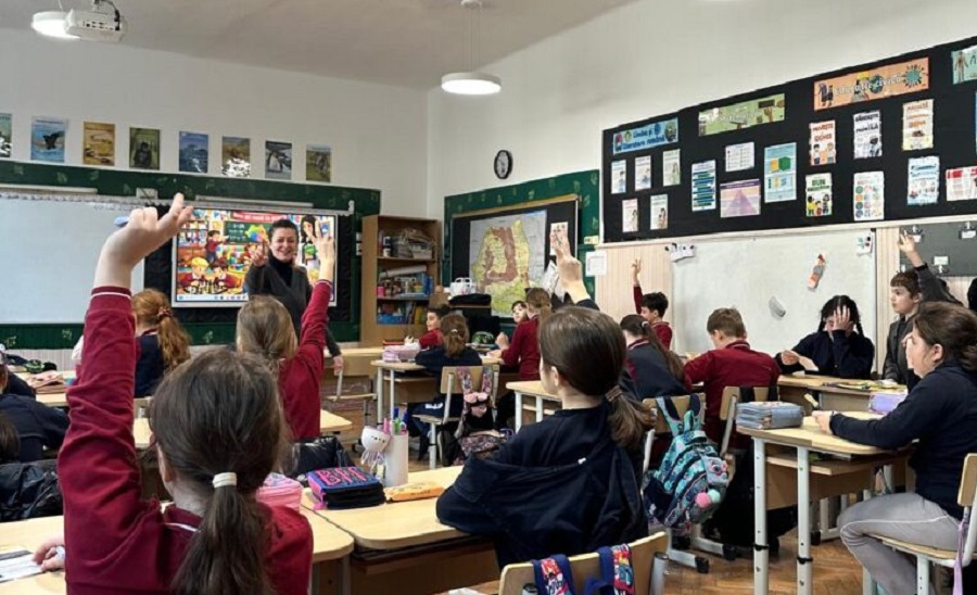 Elevii din Arad învață să identifice informațiile false cu ajutorul proiectului Busola Adevărului.