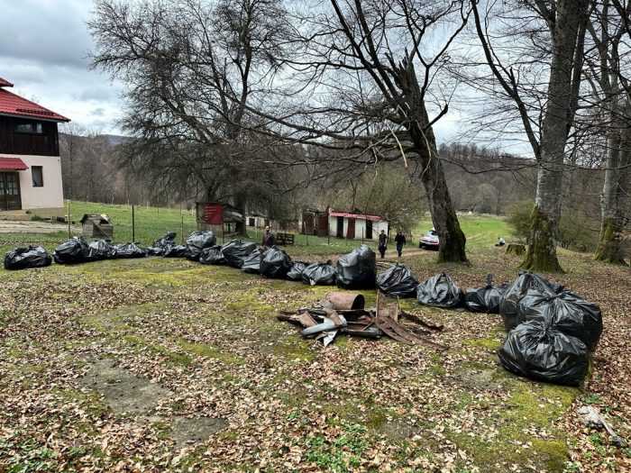 Poza pentru articolul Mobilizare la Moneasa: peste 40 de saci de deșeuri, strânși de pe trasee și din platoul Izoi–Tinoasa