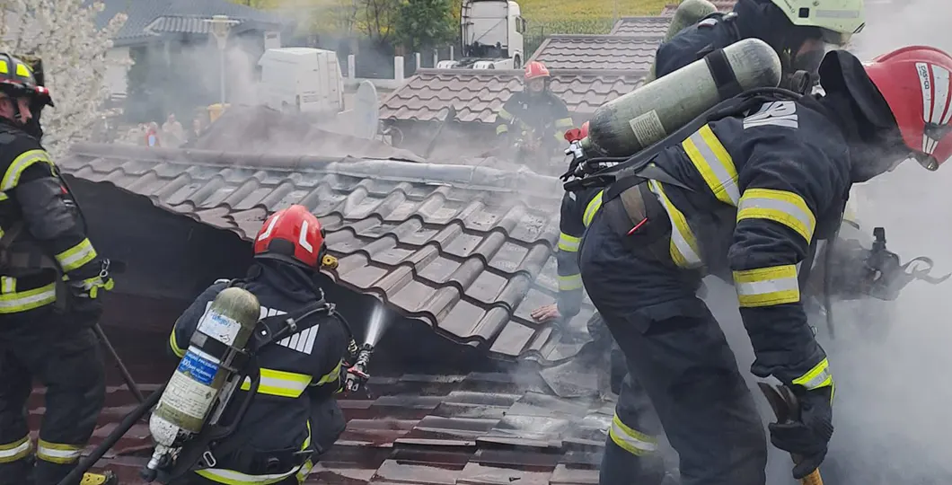 Poza pentru articolul Incendiu la o casă din Cartierul Verde. Trei încăperi și acoperișul, afectate de flăcări