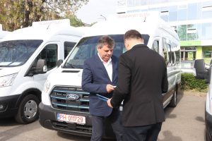 s-au ieftinit microbuzele electrice și la Consiliul Județean Arad