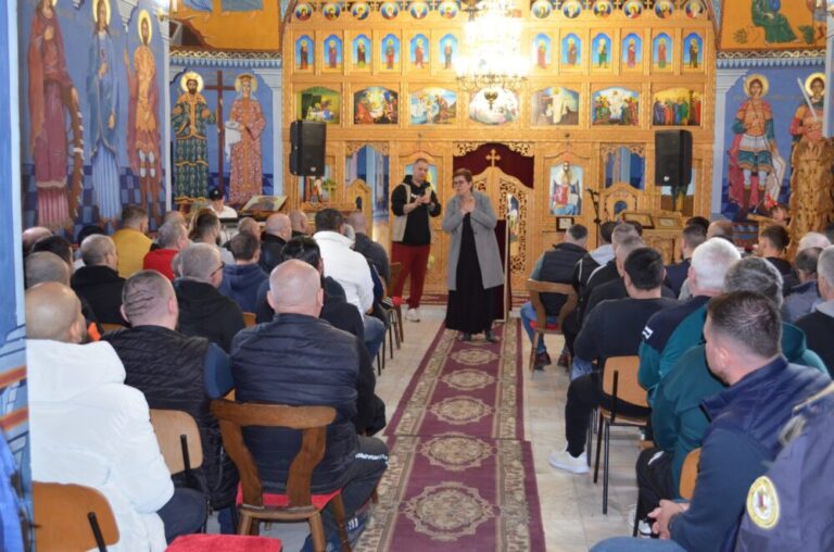 Poza pentru articolul „Lumină din lumină”, teatrul arădean a susținut un spectacol în biserica Penitenciarului Arad