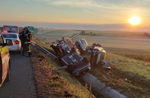 Autotren încărcat cu mașini, răsturnat pe A1 în județul Arad după ce a lovit parapetul