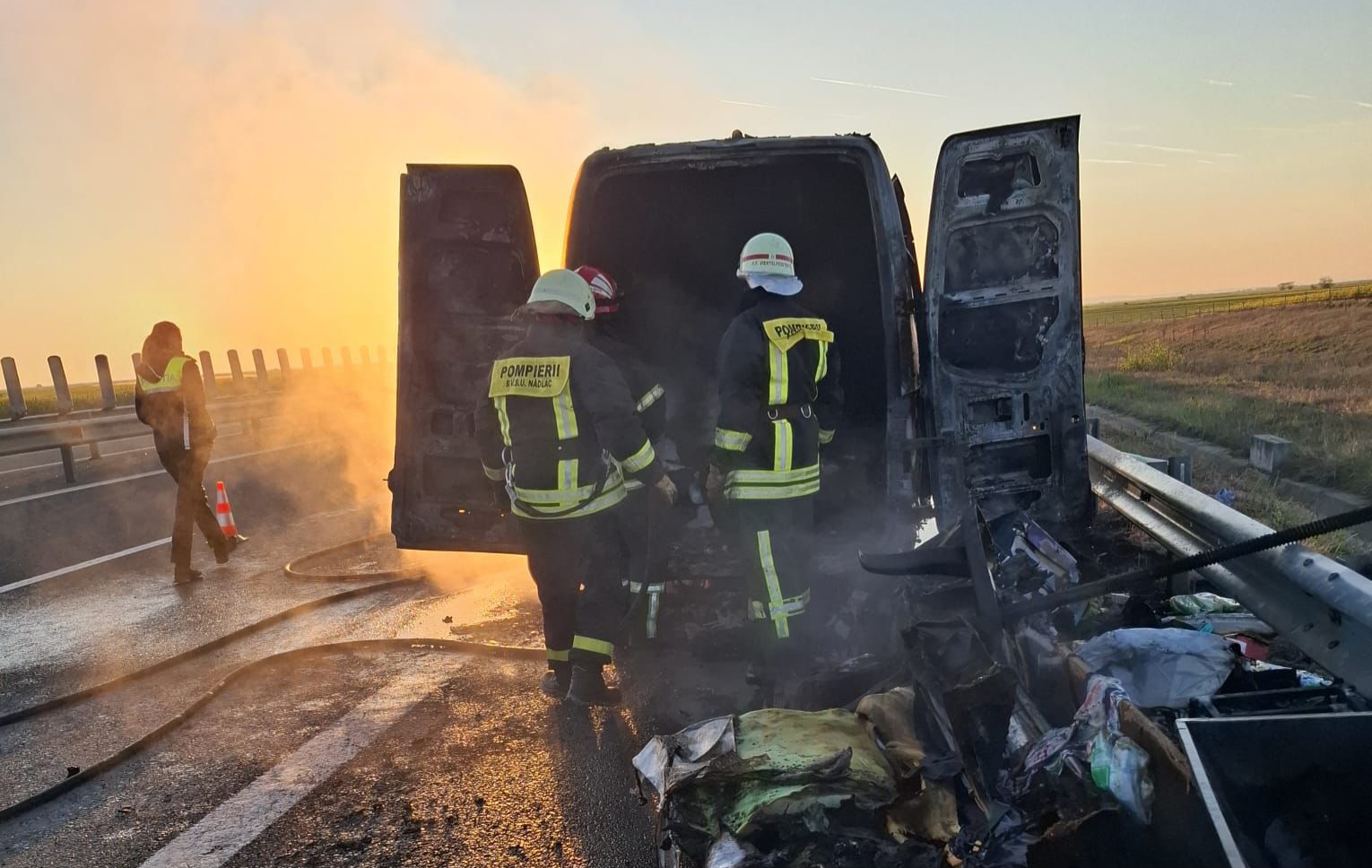 Poza pentru articolul 🔥 O autoutilitară a luat foc pe A1, în apropiere de Pecica