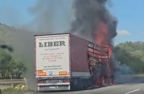 TIR încărcat cu butelii, cuprins de flăcări pe DN 6, în zona de vest