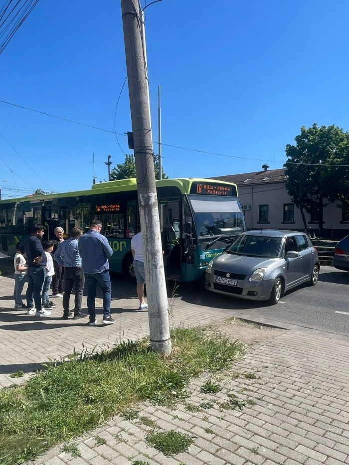 Poza pentru articolul Tamponare între un autobuz și o mașină pe Calea Radnei