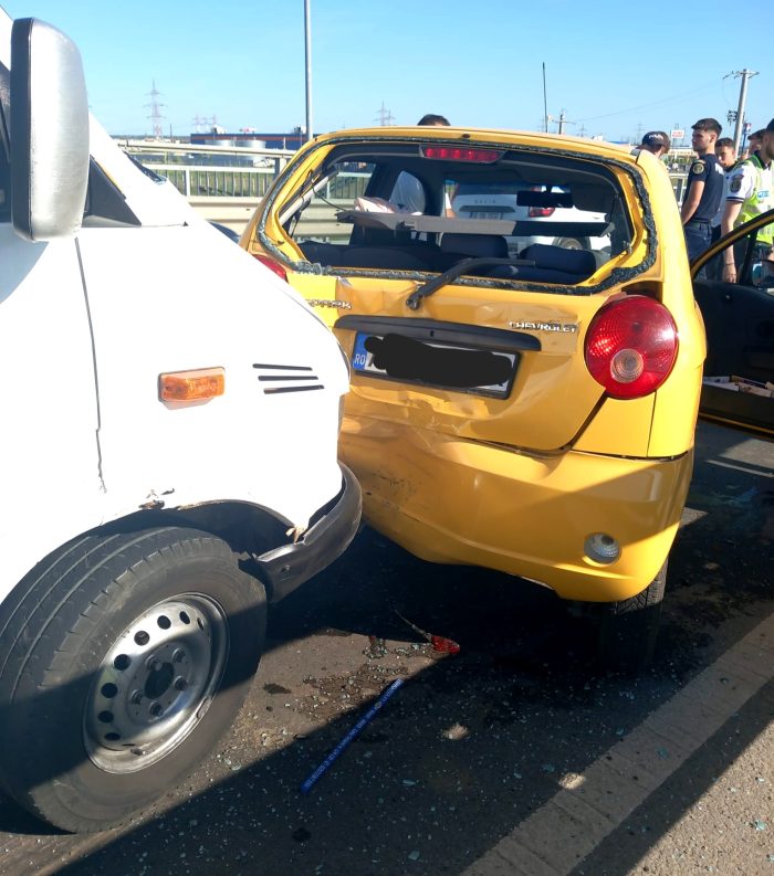 Poza pentru articolul Accident violent în Micălaca, cu trei autovehicule implicate: o femeie a fost rănită