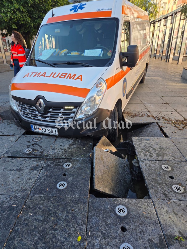 Poza pentru articolul Mașină de ambulanță, blocată în fântâna de pe Aleea Borsec. Pacientul, în criză de epilepsie