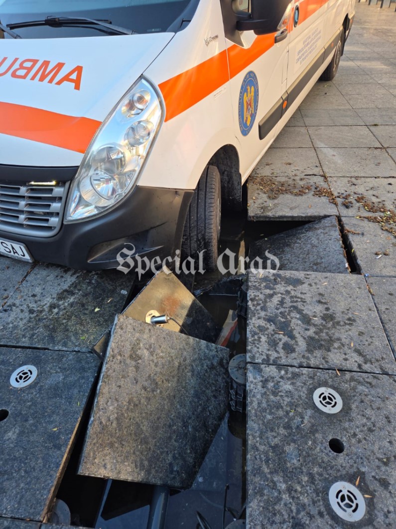 Poza pentru articolul Mașină de ambulanță, blocată în fântâna de pe Aleea Borsec. Pacientul, în criză de epilepsie