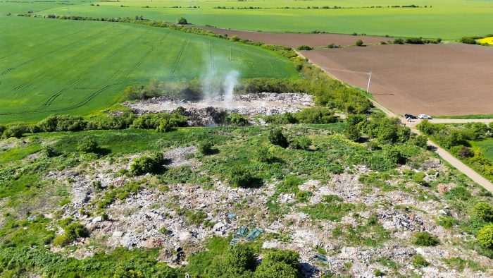 Poza pentru articolul Depozitare masivă de deșeuri descoperită la marginea municipiului Arad, în urma unui incendiu pe o suprafață de 3.000 de metri pătrați