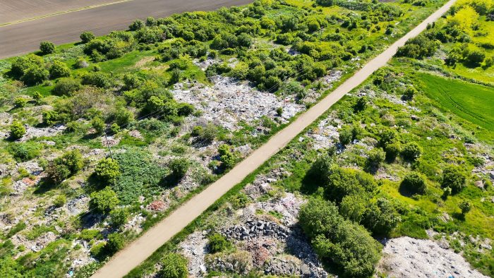 Poza pentru articolul Depozitare masivă de deșeuri descoperită la marginea municipiului Arad, în urma unui incendiu pe o suprafață de 3.000 de metri pătrați