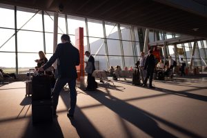 UE păstrează pragul de 3 ore pentru compensațiile la întârzieri de zboruri și discută reguli mai clare pentru bagajul de cabină