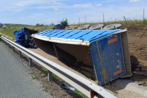 autotren răsturnat a1