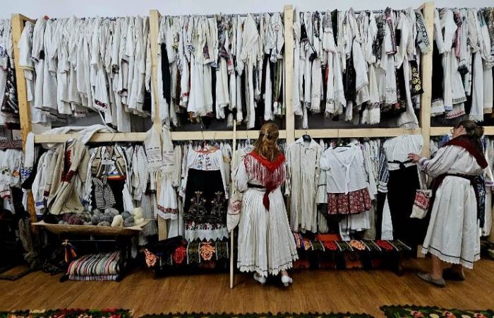Au cumpărat comoara: 1.000 de costume populare din toată România și-au găsit casă la Zimandcuz. FOTO