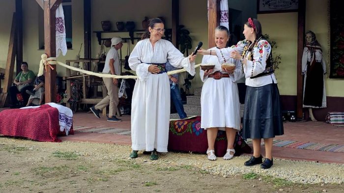 costume populare inaugurare