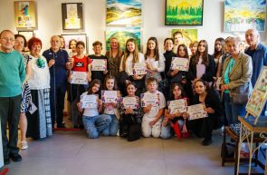 elevii din Pecica si profesoara Blazena Karkus si au expus arta la Timisoara