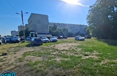 spațiu verde cu mașini zona agora mall