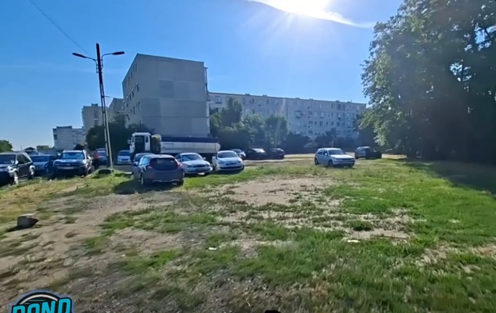 spatiu verde cu masini zona agora mall