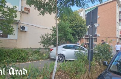 Accident Micălaca un Audi a fost proiectat într-un bloc după o neacordare de prioritate (1)