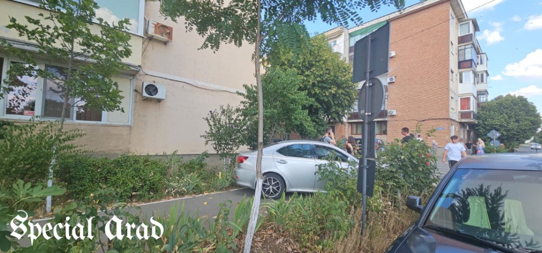 Accident Micălaca un Audi a fost proiectat într-un bloc după o neacordare de prioritate (1)