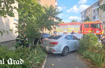 Accident Micălaca un Audi a fost proiectat într-un bloc după o neacordare de prioritate (2)