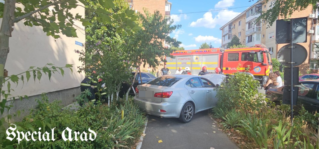 Accident Micălaca un Audi a fost proiectat într-un bloc după o neacordare de prioritate (2)