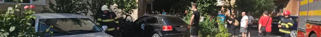 Accident în Micălaca - un Audi a fost proiectat într-un bloc după o neacordare de prioritate