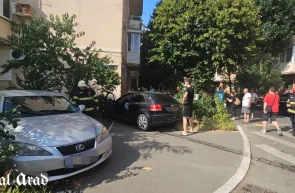 Accident în Micălaca - un Audi a fost proiectat într-un bloc după o neacordare de prioritate