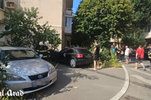 Accident în Micălaca - un Audi a fost proiectat într-un bloc după o neacordare de prioritate
