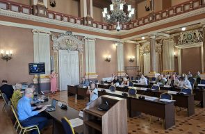 bani guvern centrul vârstnici