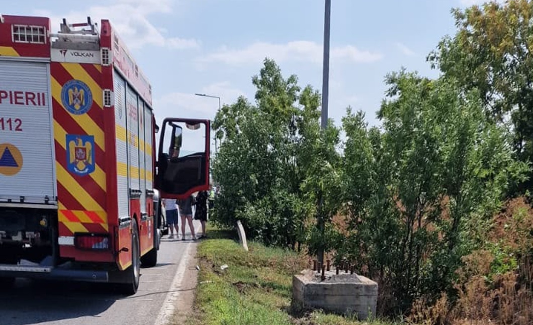 Poza pentru articolul Accident rutier mortal lângă Sântana. Un șofer de 33 de ani și-a pierdut viața după ce autoturismul pe care îl conducea s-a răsturnat