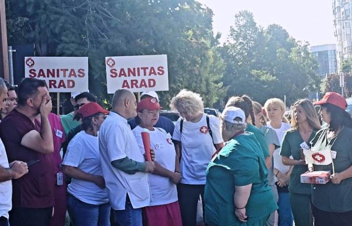 REPORTAJ. „Ne simțim jigniți”. Două ore de grevă în spital, scurse în liniște, printre pacienți care azi le-au dat dreptate medicilor