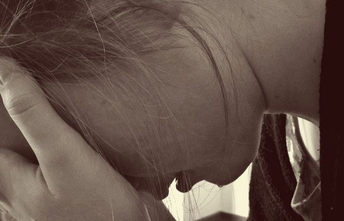 Cinci persoane au fost arestate preventiv într-un dosar de viol și sechestrare. O femeie a fost agresată ore în șir într-o locuință din Pilu, județul Arad