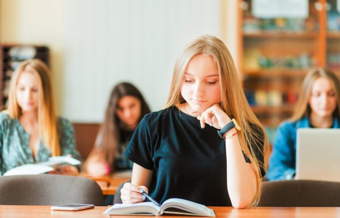 Tentativă de omor, agresiune sexuală și furturi în creștere în școlile arădene. Radiografia infracționalității și a pazei în anul școlar 2025–2026