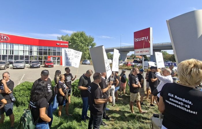 VIDEO: „Sperăm ca Cel de Sus să nu doarmă și să facă dreptate!”. Disperarea păgubiților KIA Arad, care și-au pierdut banii și mașinile