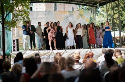 studenți recital curtea castelului