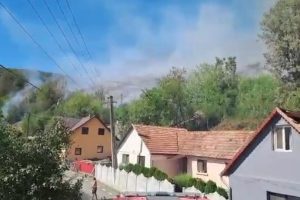 Incendiu de vegetație uscată în localitatea Bârzava, în apropierea unor case