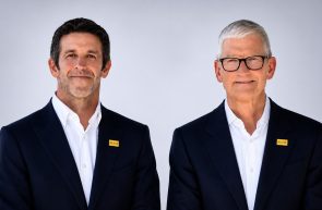 John Ternus preia conducerea Apple. Tim Cook se retrage după 15 ani