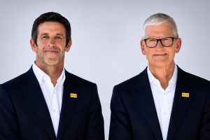 John Ternus preia conducerea Apple. Tim Cook se retrage după 15 ani