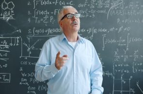 profesor de fizică - Pexels - Vitaly Gariev