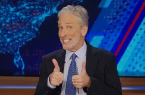 Jon Stewart rămâne la cârma The Daily Show