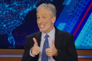Jon Stewart rămâne la cârma The Daily Show