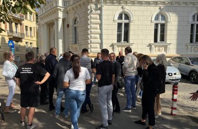 Păgubiții Kia și Isuzu, în fața Tribunalului Arad. Au contestat măsura sechestrului asupra a peste 90 de autoturisme