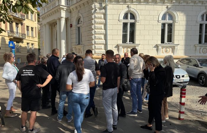 Păgubiții Kia și Isuzu, în fața Tribunalului Arad. Au contestat măsura sechestrului asupra a peste 90 de autoturisme