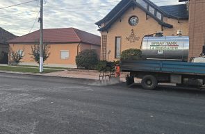 Parcare amenajată în fața Bisericii Adventiste din Apateu