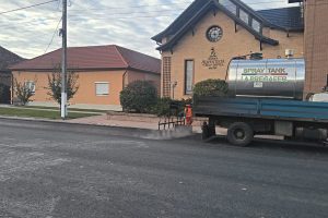 Parcare amenajată în fața Bisericii Adventiste din Apateu