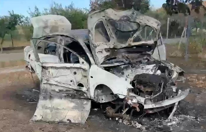 Mașină incendiată în Șofronea. Tânărul păgubit reclamă presupuse nereguli în ancheta Poliției