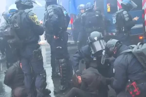 Violențe la Paris după proteste masive în toată Franța. Sute de mii de oameni au ieșit în stradă împotriva scumpirilor și inegalității