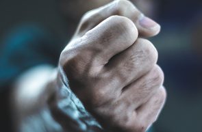 agresiune violență - foto Hunain Bin Shahid - Pexels