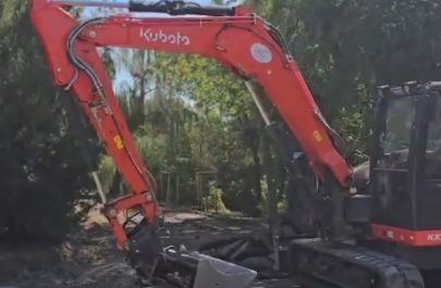 escavator în parc pe malul mureșului